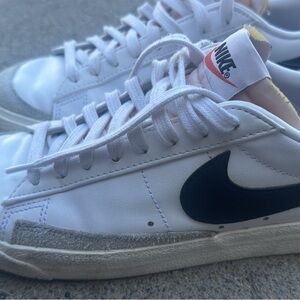 Nike White and Black Sneakers Minimalist Low-Top Design